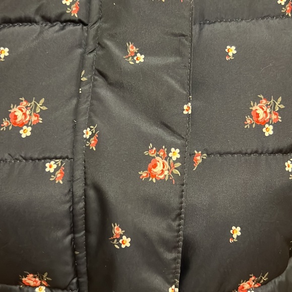 Gap Kids Puffer Jacket in Navy with a Hood - Picture 11 of 16